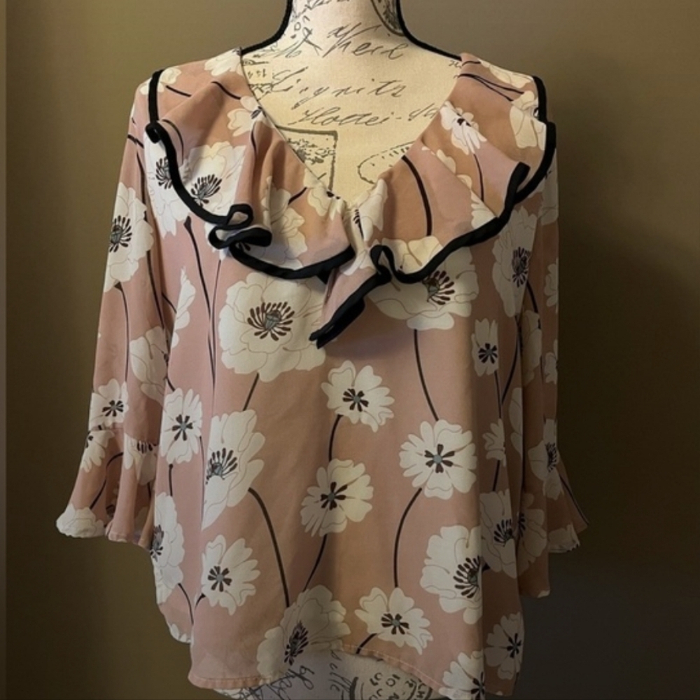 ❗️Lucca Couture❗️EUC Pink Floral🌸 Blouse Sz M🌸🌼